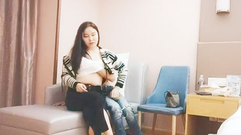 迷妹推荐--酒吧兼职外围骚妇穿着开裆黑丝被大屌干到捂着肚子求饶