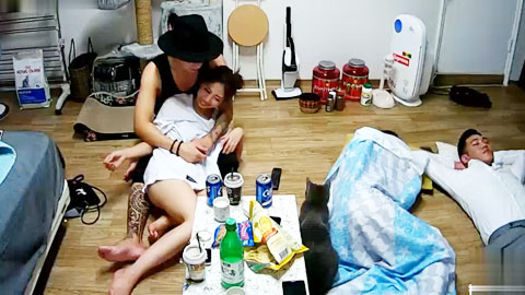 迷妹推荐--破解摄像头偷拍偷拍和朋友家庭聚会时偷偷亲热的情侣