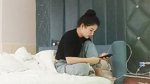 迷妹推荐--网恋奔现，良家少妇，解开内衣揉奶摸穴，翘起屁股后入