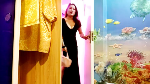 迷妹推荐--极品巨乳熟女技师，黑丝肥臀高跟鞋，乳推舔屌，操逼奶子直晃