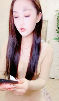 全程高冷的感觉 跳蛋自慰 虽然自慰有点敷衍 但耐不住甜美漂亮 自慰滋滋滋的喷水