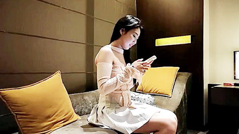 迷妹推荐--深夜甜美极品长腿美女，浴室洗澡拍摄蹲着口交，骑乘后入猛操晃动奶子