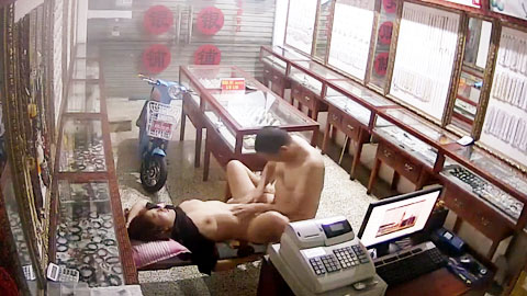 迷妹推荐--黑客破解商业街老银铺首饰店监控偷拍老板娘和老公一块看黄色电影嗨起在小长凳来一炮