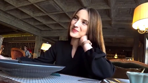 搭讪独自吃饭的女子