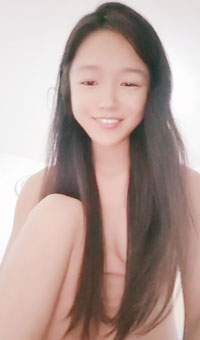 叫爸爸的学妹露脸一个人在家让狼友调教，全程露脸颜值不错揉奶玩逼，厕所道具抽插骚穴，奶子比心高潮尿的远