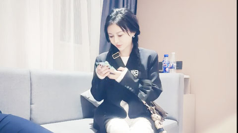 迷妹推荐--北京极品大妞说时间不够只能聊会天就走，结果半推半就还是给上了，把妹子逼都操疼了
