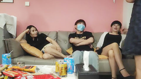 迷妹推荐--今夜俩小伙迎战三人妻_乱伦群P大场面