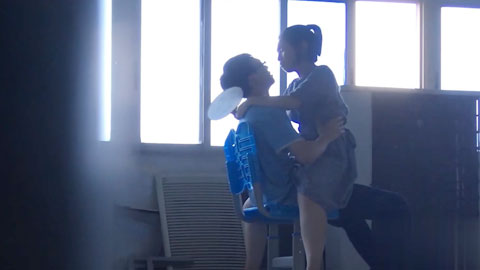 迷妹推荐--惨遭偷拍，被人发现赶紧穿裤子