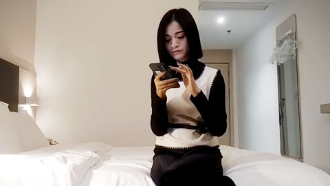 迷妹推荐--约短发气质小少妇，对着镜头抠穴自慰花式啪啪做爱氛围满分