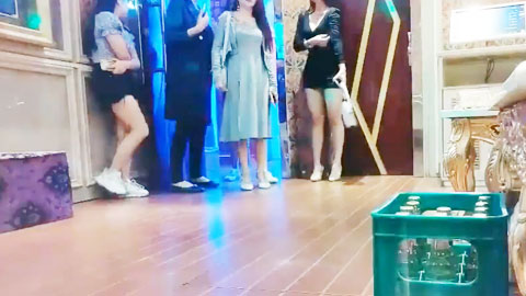 迷妹推荐--老哥专攻KTV两男两女沙发上操，一人一个少妇后入上位骑乘，抱起来猛操比逼谁先射