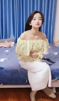 风骚熟女带闺蜜的骚女儿跟大哥一起玩双飞，全程露脸激情啪啪