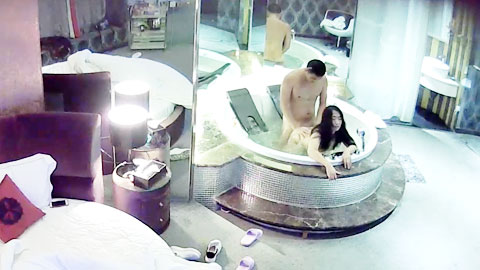 迷妹推荐--偷拍情侣浴缸激情