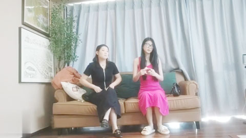 迷妹推荐--酒店大战白领兼职两闺蜜双飞，一老一嫩，各种姿势插，最后接到电话说有查房才放过她俩骚货