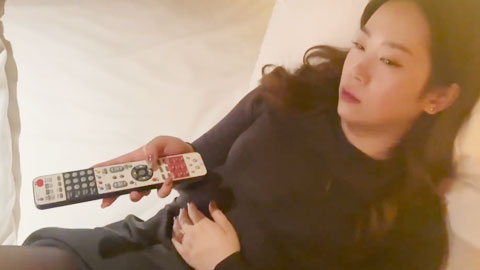 迷妹推荐--漂亮黑丝少妇吃鸡啪啪_身材真好_开房跟中年上司偷情_主动脱裤子舔鸡吧_被无套输出_表情舒坦