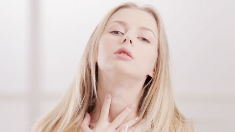 这个小美女太精致了抱着操穴滋味绝对销魂啊，小巧玲珑大鸡巴插入啪啪撞的抖动真鸡儿受不了