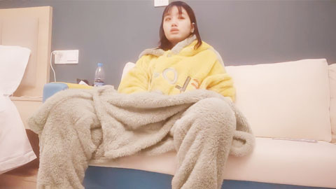 迷妹推荐--清纯纹身嫩妹拔下内裤舔逼翘起屁股，转战床上后入抽插，扶着屁股大力猛顶