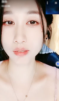 双手揉搓奶子呻吟娇喘勾引你，萝莉跪在地上模拟女上位观音坐莲与你性爱