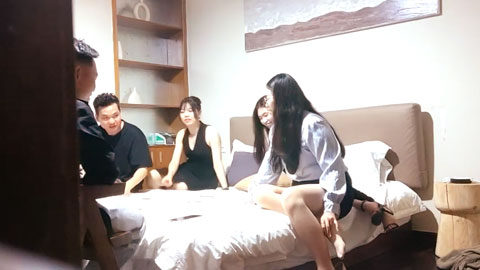 迷妹推荐--偷拍换妻多人群P，打牌玩游戏，前后夹击各种操_第一场