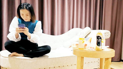 迷妹推荐--约美容院良家少妇，激情不断再干一炮，沙发上美臀打桩机