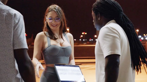 霓虹灯下站街女