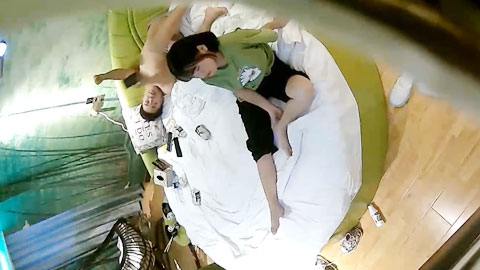 迷妹推荐--酒店摄像头偷拍暑假泡了个贪吃的技校小师妹一个夜宵就把她弄到了酒店开房过夜