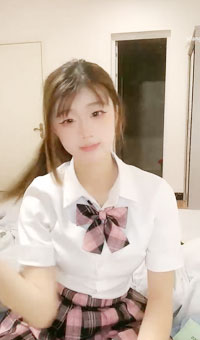 青春期叛逆美女大尺度裸舞秀，白丝穿起，性感到流鼻血