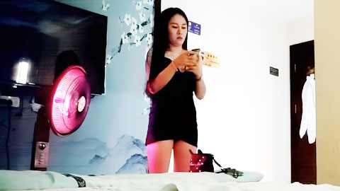 迷妹推荐--气质的小少妇技师，颜值高个子高，洗完澡换上黑丝床上简单服务，撅着屁股被操