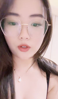 肉欲系丰乳肥臀，黑丝给炮友足交，埋头吸吮吃屌，张开双腿抽插骚穴