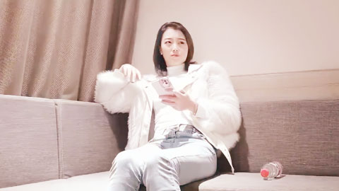 迷妹推荐--忽悠足欲按摩技师_漂亮小少妇的逼逼特写，酒店里偷情约炮，还想偷偷拔套内射被发现