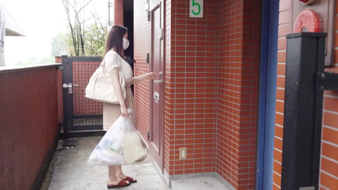 和住在同一间公寓的美丽人妻疯狂做爱的故事--01