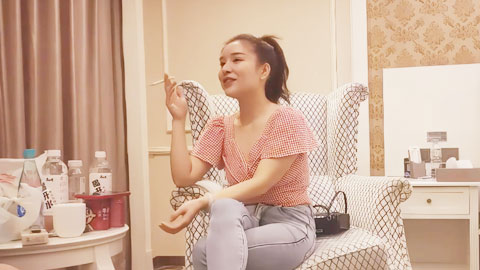 迷妹推荐--网约牛仔裤时尚靓妹，正对镜头掰开B欣赏，后入撞击肥臀猛草奶子晃动诱人