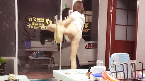 迷妹推荐--《城中村养生馆》老板娘穿着制服丝袜在店门口跳艳舞勾引过路客到店里按摩啪啪偷拍