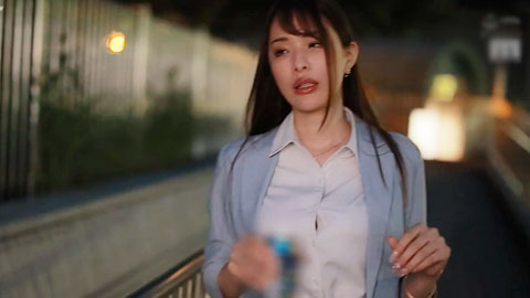 当我们单独乘坐最后一班火车时，一位醉酒的美腿白领用笑容和无保护的内裤诱惑了我_001