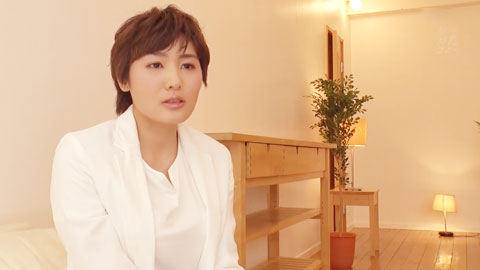 与隐藏巨乳的她结婚后，她被演员活塞性交