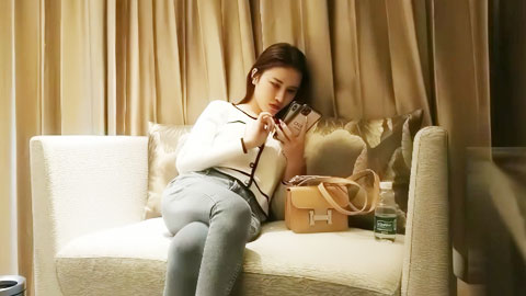 迷妹推荐--偷拍翻车，约战大草莓宝贝完美被抓现行