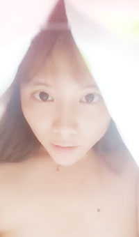 趁室友睡着偷偷在被窝自慰的女大学生，按揉粉嫩阴蒂手指抠穴，很爽但是又不能叫出声