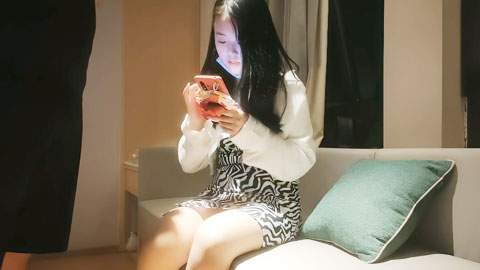 迷妹推荐--短裙小学妹，馒头B吊钟奶沙发近景口交，换床上拉手后入爆草