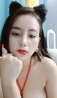 这小黑猫的小逼还是很粉嫩的