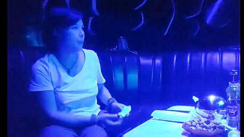 迷妹推荐--KTV里约的小少妇，歌也不唱了就口交啪啪