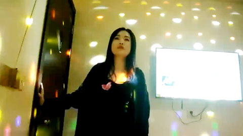 迷妹推荐--女技师全程服务，风韵犹存骚熟女，黑丝包臀裙热舞，乳推毒龙转操大肥臀