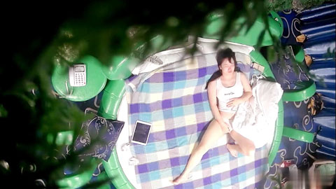 迷妹推荐--情趣大圆床上帝视角偷拍美乳女健身达人穿的一身塑身衣皮肤紧实这肤质搞起来肯定很爽