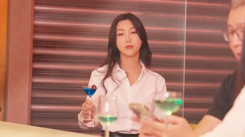 迷妹推荐--酒吧看到可口小鲜肉？说干就干