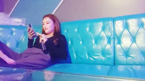 迷妹推荐--有钱就是任性包房唱KTV_房内就地正法_操爆骚女呻吟不断