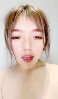 颜值不错的年轻小骚妹自己快把逼玩废了，全程露脸扩阴器玩逼抠穴，道具抽插逼里塞水果鸡蛋吐出来，激情拳交！