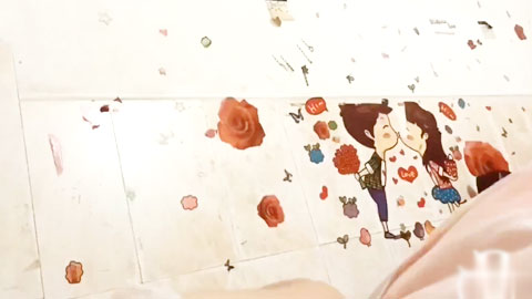 迷妹推荐--没两下我就忍不住了_直接翻身压上去_抓着鸡巴对准妈妈的骚逼就插进去了_这次妈妈很主动_也很骚_挺配合的