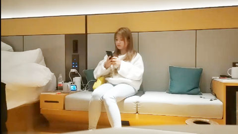 迷妹推荐--楚楚动人白衣小美女柔柔气质看了就想侵犯猛力搞她，妹子很会啊扶着鸡巴深深吞吸丰满肉体骑乘哦哦进出、