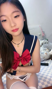 纯欲系青春美少女,情趣装白丝袜,假屌插穴舔屌双管齐下