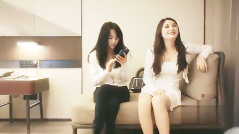 迷妹推荐--约的两妹子，你先操一个，笑起来都甜美长腿美女，舔屌抬起双腿抽插，侧入快速撞击，一顿猛操