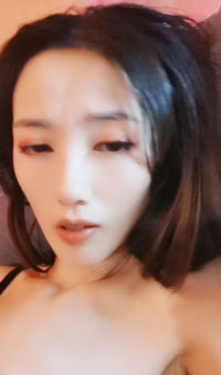 连体网袜激情高潮，出白浆特写。电动舌头震动肥穴，埋头口交大屌，抱着屁股打桩操的很享受被内射