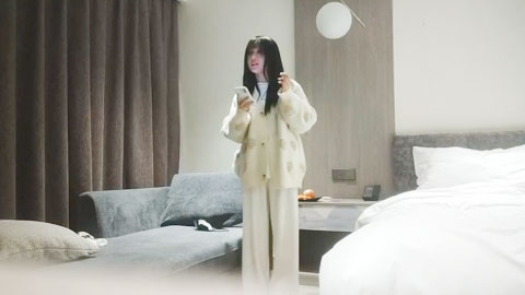 迷妹推荐--小萌妹子听话随便亲，打桩机一点儿也不怜香惜玉，暴力输出干瘸，瘫倒在床服了